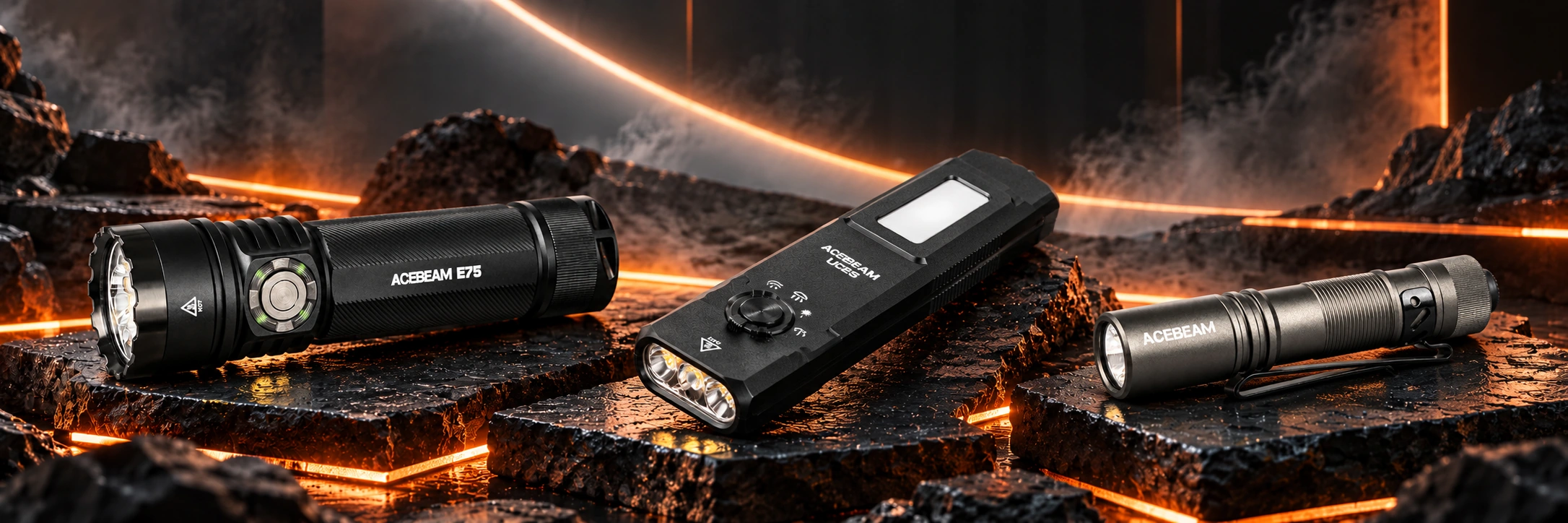 פנסי הכיס E75, UC25 ו־Pokelit של ACEBEAM על במות גרפיט עם פסי אור כתומים